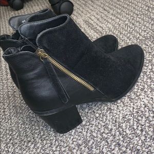 Shoe dazzle black booties